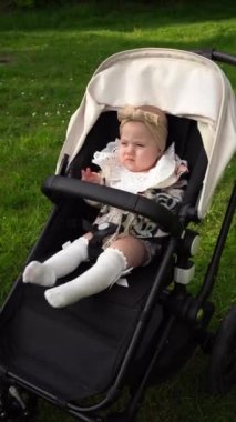 Parkta bebek arabasında tatlı bir kız.