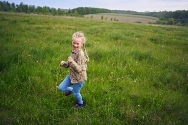 Kızlar sahada kovalamaca oynuyor.