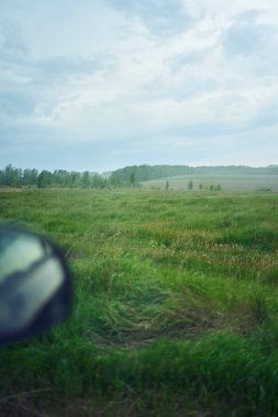 Araba camından gelen yaz fırtınası