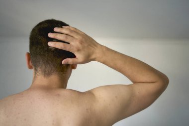 30 yaşında orta yapılı bir adamın omuz ve kafası.