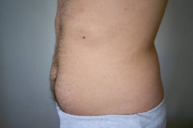  30 yaşında ortalama yapılı bir adamın midesi ve göğsü.                  