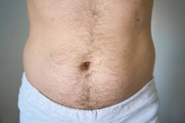  30 yaşında ortalama yapılı bir adamın midesi ve göğsü.                  