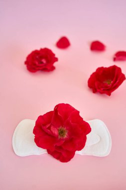 Bir kadının rahmi, kırmızı güller, adet görme