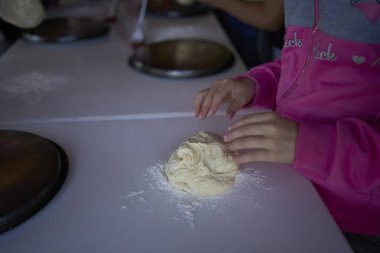  Eski ahşap fırınında pizza pişiren çocuklar için atölye