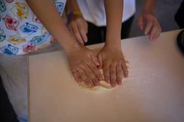  Eski ahşap fırınında pizza pişiren çocuklar için atölye