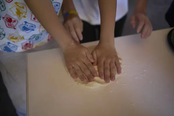  Eski ahşap fırınında pizza pişiren çocuklar için atölye