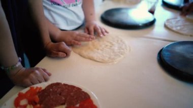 Eski ahşap fırınında pizza pişiren çocuklar için atölye