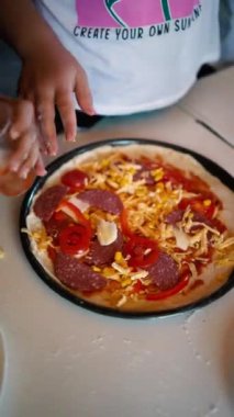 Eski ahşap fırınında pizza pişiren çocuklar için atölye