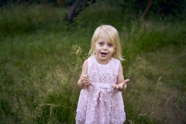  Küçük kız elinde bir buket otla