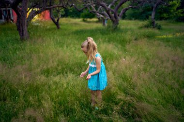                                 Küçük kız elinde bir buket otla