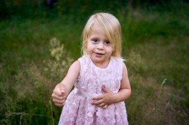  Küçük kız elinde bir buket otla
