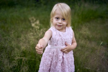  Küçük kız elinde bir buket otla