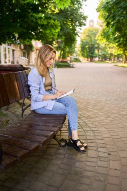  Genç ressam, şehrin sokaklarına bir pencere çiziyor.