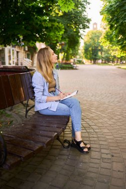  Genç ressam, şehrin sokaklarına bir pencere çiziyor.
