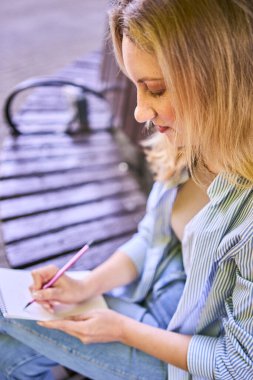  Genç ressam, şehrin sokaklarına bir pencere çiziyor.