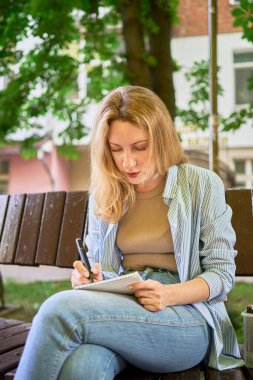  Genç ressam, şehrin sokaklarına bir pencere çiziyor.