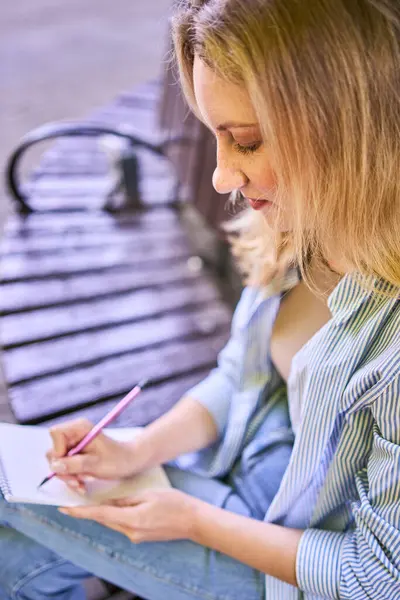  Genç ressam, şehrin sokaklarına bir pencere çiziyor.