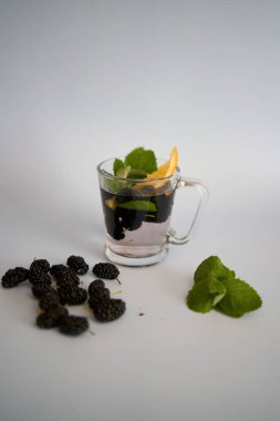 Soğuk ev yapımı mojito, dutlu soda.