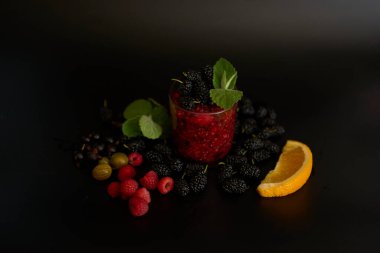 Multivitamin smoothie ile dut, ahududu, üzümlü, üzümlü, üzümlü, naneli, portakallı, üzümlü