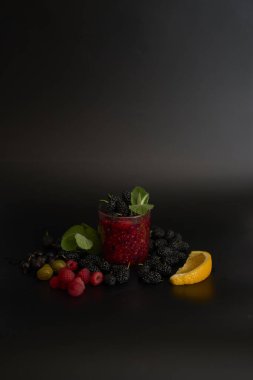 Multivitamin smoothie ile dut, ahududu, üzümlü, üzümlü, üzümlü, naneli, portakallı, üzümlü