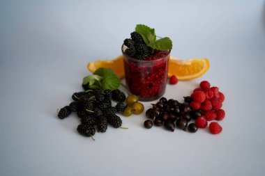 Multivitamin smoothie ile dut, ahududu, üzümlü, üzümlü, üzümlü, naneli, portakallı, üzümlü