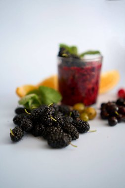 Multivitamin smoothie ile dut, ahududu, üzümlü, üzümlü, üzümlü, naneli, portakallı, üzümlü