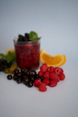 Multivitamin smoothie ile dut, ahududu, üzümlü, üzümlü, üzümlü, naneli, portakallı, üzümlü