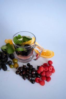      Soğuk ev yapımı mojito, dutlu soda.                          