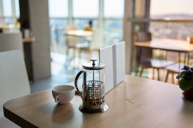      60 'lı yılların kadını öğle arasında modern iş yerinde ısırgan otu çayı içiyor.                       