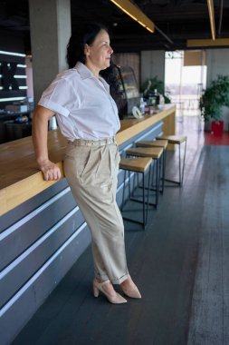       Modern ofis çalışma alanında şık bir iş elbisesi içinde yaşlı bir kadın.                     
