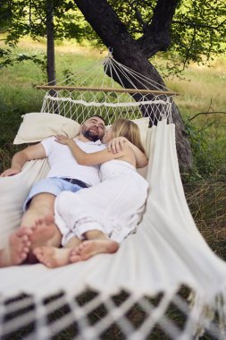 Hamakta sevgili bir çift, milenyum.