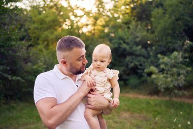         Baba küçük kızıyla bahçede oynuyor.                      