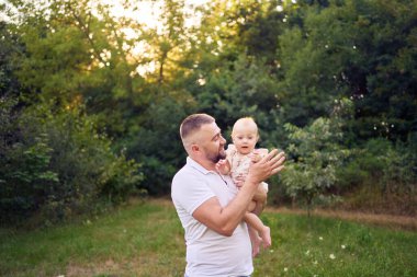          Baba küçük kızıyla bahçede oynuyor.                      