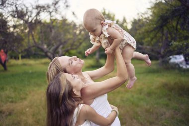 Bir anne kızlarıyla oynuyor.
