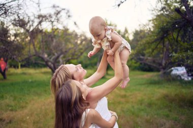 Bir anne kızlarıyla oynuyor.