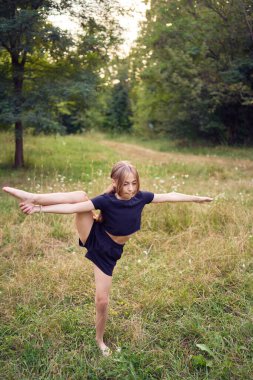               Bahçede 10 yaşında jimnastikçi.                
