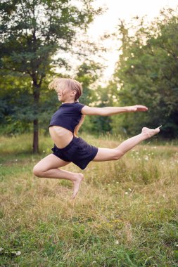               Bahçede 10 yaşında jimnastikçi.                