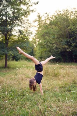               Bahçede 10 yaşında jimnastikçi.                