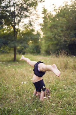               Bahçede 10 yaşında jimnastikçi.                