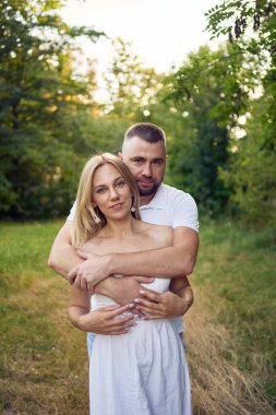 Bahçede birbirine aşık 30 yaşında bir çift