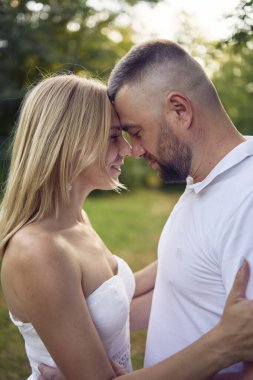 Bahçede birbirine aşık 30 yaşında bir çift