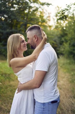 Bahçede birbirine aşık 30 yaşında bir çift