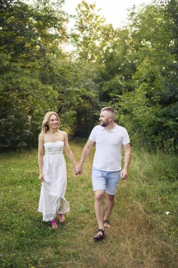 Bahçede birbirine aşık 30 yaşında bir çift