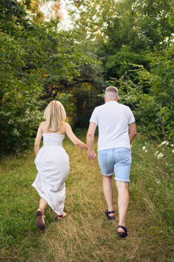 Bahçede birbirine aşık 30 yaşında bir çift