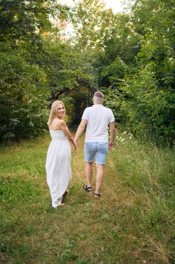 Bahçede birbirine aşık 30 yaşında bir çift