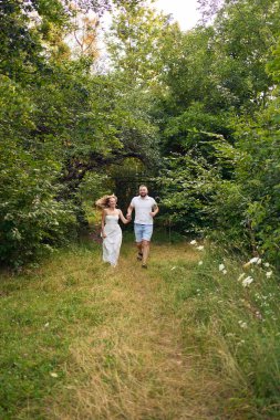 Bahçede birbirine aşık 30 yaşında bir çift