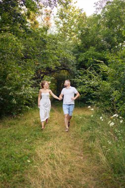 Bahçede birbirine aşık 30 yaşında bir çift