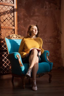 Çekici kızıl saçlı orta yaşlı kadın, stüdyo fotoğraf çekimi.