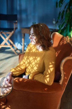 Çekici kızıl saçlı orta yaşlı kadın, stüdyo fotoğraf çekimi.