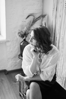 Çekici kızıl saçlı orta yaşlı kadın, stüdyo fotoğraf çekimi.